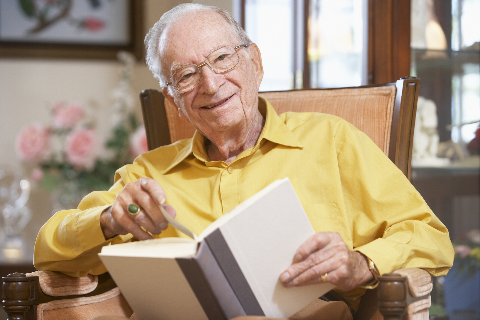 caregiver-in-fairfax-va-tips-for-seniors-who-like-to-read